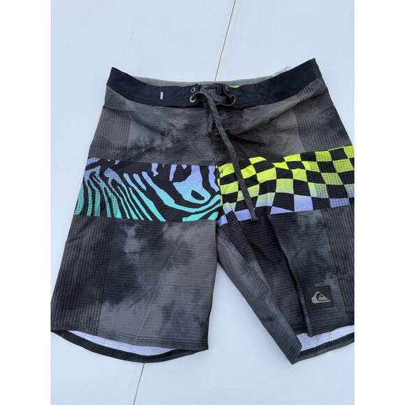 Quick silver Boy’s Size 28/14 Board Shorts EUC - Picture 1 of 4